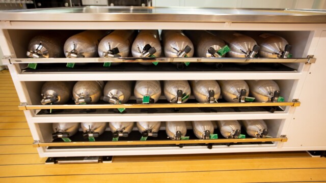 Dive Locker - tanks - Installation